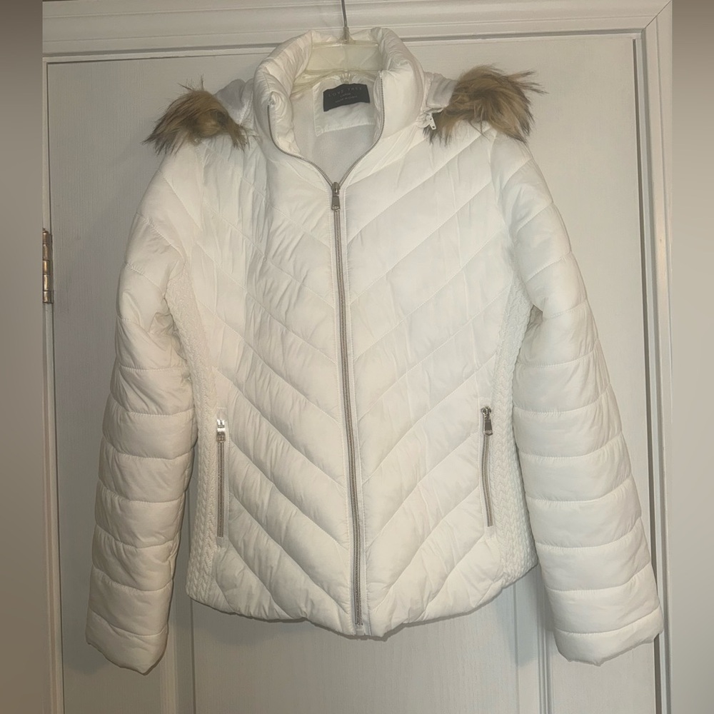 Love tree white quilted puffer zip up jacket with fit hood. Never worn
